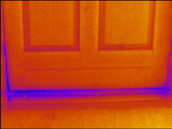 Wärmebildaufnahmen bei Haustüren sichtbar machen